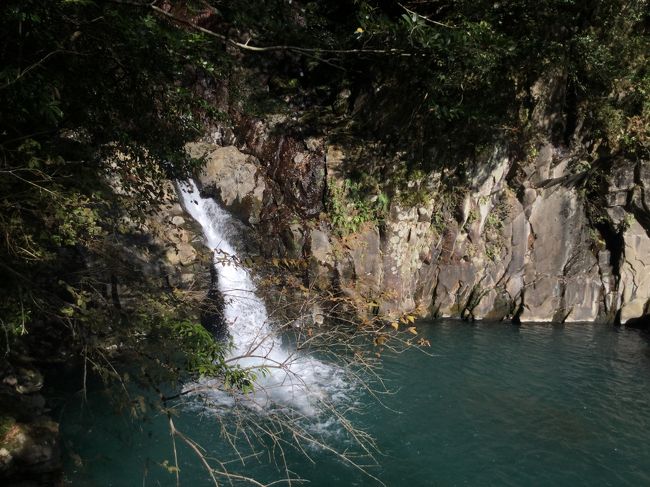 千里ヶ滝はえびの高原と霧島神宮の途中にあり大きな標識があり林道を進んで行くと駐車場にたどり着けますが途中から道幅が狭くなり離合することはできません。駐車場からは200mの石段を下りて行きますが帰りは急こう配の階段を上らないといけないのでかなりきついですのでお年寄りには無理かも。千里ヶ滝の特長は三段の滝で落差75m(上段50m,中段20m,下段5m)の霧島山中で落差のある滝で水煙をあげながら一気に落ちる光景は素晴らしいです。