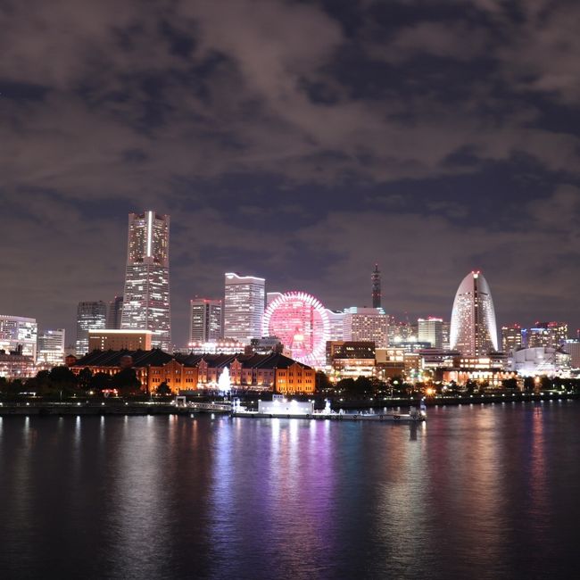 今回はカメラ好きの仲間5人で横浜みなとみらい周辺の夜景撮影会に行ってきました！<br /><br />予定や撮影ポイントなど、みんなで練りに練ってゆっくり計画したので、行く前から楽しくて遠足気分でした（笑）<br /><br />ではではハプニングあり笑いありの、みなとみらいの夜景にどっぷり浸かってください。