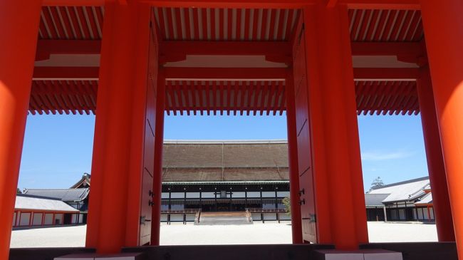2016年秋、京都の旅。<br /><br />一般公開されるようになった京都御所。よく手入れされた庭や装飾の美しい御殿。すすきの穂に秋の風情。こちらは西洋を中心とした外国人の姿がとても多かったです。<br /><br />さらに足を伸ばして仁和寺へ。門跡寺院ですので、皇族の方ゆかりのお寺です。御殿を中心に、境内をめぐりました。<br /><br />宿の近く、下御霊神社と革堂ではフジバカマを楽しみました。<br /><br />表紙写真は、京都御所の承明門から紫宸殿を見たところ。
