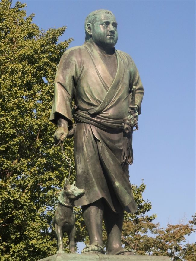 上野恩賜公園は、東京都台東区にある公園。通称上野公園。「上野の森」とも呼ばれ、武蔵野台地末端の舌状台地「上野台」に公園が位置することから、「上野の山」とも呼ばれる。総面積約53万m2。東京都建設局の管轄。公園内には博物館、動物園等、多くの文化施設が存在する。「上野公園」は台東区の町名でもある。日本国内でも有数の都市公園で、公園の内外に歴史建築物や文教施設が多数存在しており、一帯が文化・芸術の集合地域を形成している。東京国立博物館、国立西洋美術館、国立科学博物館、恩賜上野動物園などの文化施設が集中して立地している。また彫刻家高村光雲作の西郷隆盛像があることでも知られる。2010年度から2015年度までの計画で「上野恩賜公園再生整備事業」が行われている。1898年 西郷隆盛像除幕式1927年 上野 - 浅草間に地下鉄開通1932年 国鉄上野駅舎落成1959年6月 国立西洋美術館開館1972年4月 上野の森美術館開館1972年10月 上野動物園にパンダ到着1976年7月 京成上野駅改良工事竣工1999年10月 東京国立博物館平成館開館2012年 「「竹の台・文化施設エリア」の再整備工事(が完了(フリー百科事典『ウィキペディア(Wikipedia)』より引用)