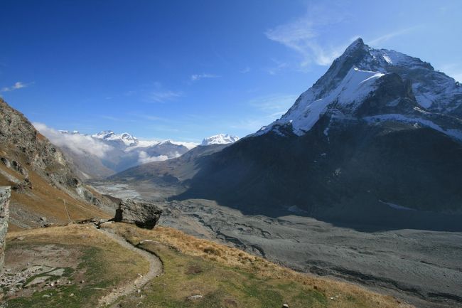 ツェルマットの最奥にあるシェーンビールヒュッテ(2694m)を訪ねます。ヒュッテからはゴルナーグラートやスネガからは見られない、ちょっと変わった形のマッターホルンを見ることができます。<br />スタートはシュヴァルツゼー展望台で、ミシャベル連峰とマッターホルン北壁を眺めながら約５００ｍ下り、そこからヒュッテまで約６００ｍ登り返します。写真はヒュッテから見たマッターホルンです。