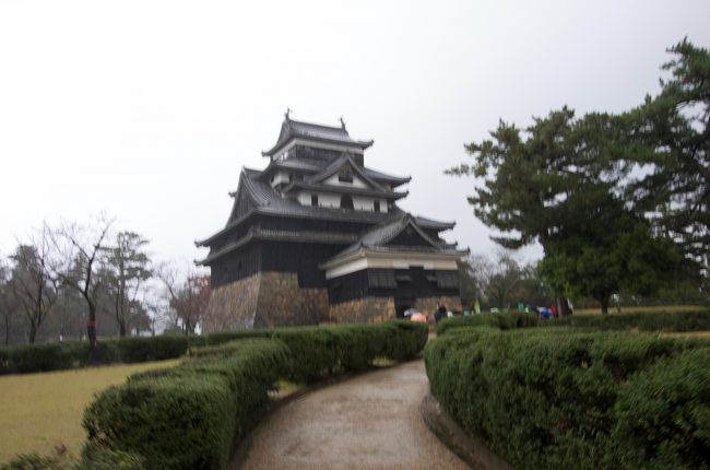 山陰旅行に行ってきました。<br />2日間休みが取れたので11月23日から11月27日まで4泊5日で、島根、鳥取、兵庫、京都とぐるっと回りました。初めての山陰だったので、日本100名城と有名な観光地を周る旅です。山陰は道が空いていて公共交通機関が不便なので自家用車が正解でした。<br />旅程はこんな感じ。<br />11月23日(水) 東京~安来 月山富田城 足立美術館 境港 松江泊<br />11月24日(木) 松江 出雲 温泉津温泉泊<br />11月25日(金) 石見銀山 三朝温泉泊<br />11月26日(土) 投入堂 鳥取砂丘 鳥取城 竹田城 丹波泊<br />11月27日(日) 篠山城 伊根の舟屋 天橋立 東京へ<br /><br />11月24日、山陰旅行2日目は前日泊の松江市内と出雲大社です。相変わらず雨が降ったり晴れたりと慌ただしい冬の天気でしたが、ぐるぐる見て回りました。