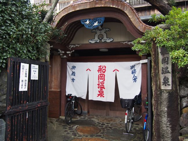 せっかく土曜日に有給をとったから、遊んで!と言われたので、今週は京都に行かないと心に決めていたけれど・・・<br />あっさり、ほならどこ行きたい?と聞いてしまって、船岡温泉行き決定。<br />季節は、まさに紅葉の季節。ちょっとだけ早いのですが、船岡温泉に近いところで、なるべくバスを使わずに行けるところ、<br />北野天満宮と大徳寺に決定!!いや~楽しみですわ~<br /><br />でも、まったりプチ旅行なので、予定通りにはいきません~私&友人まあ~こんなもんでしょ~