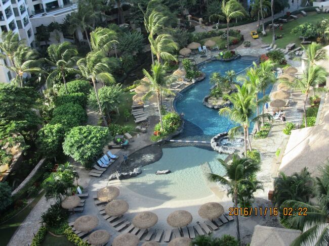 早朝のMarriott&#39;s Ko Olina Beach Clubのプール。<br />手前は砂浜とプール内も砂敷きの幼児用プールです。<br />日付は日本時間のままです。<br /><br />日本庭園は人が死後の世界を観想し、自己を見つめるためのものだが、<br />此処を最初に観た時は、欧米人は天国をこう観ているのかと思い、<br />ヒルトン等でシェア物件は10年以上検討していた事も有り、<br />即契約・カード支払い・名義変更をしてしまいました。<br /><br />海外物件は在住中に住んでいたのですが、個人で持ち続けるのは可能でも、<br />死後に妻や子孫が管理出来るかどうか分からないので、<br />死後、自動的に次の権利者に名義が代わる国のシェア物件等にしています。<br /><br />国内では、公証人役場で立会人金融機関の人間二人で遺言書を作ったり面倒くさいですが、<br />此の物件は最初に登録しておけば、金さえ払い続ければ、それで自動的に移管されるので面倒が無いです（多分）。<br /><br />2016年 11月　16日 Oahu Marriott&#39;s Ko Olina Beach Club　 ４K黒キャノンで撮影の　No.６<br />