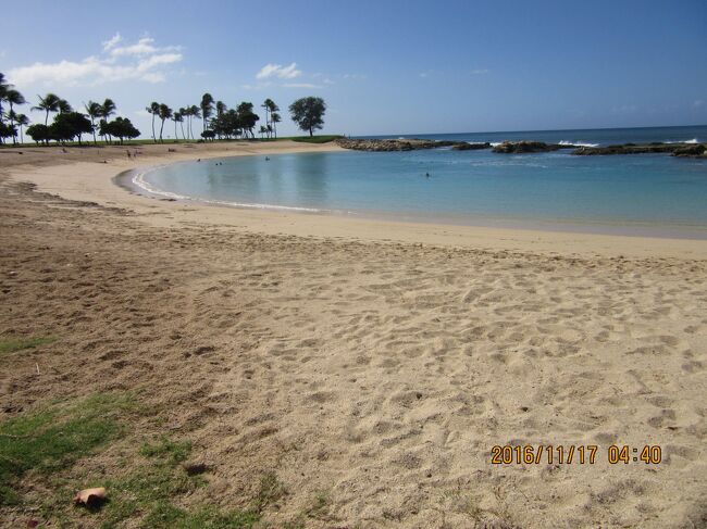 2016 11　１７ Oahu コオリナマリオット散歩道　 黒キャノンNo.1２<br /><br />マリオットコオリナビーチリゾート（Marriott&#39;s Ko Olina Beach Club）から<br />          アウラニのディズニーリゾート（Aulani, A Disney Resort &amp; Spa）<br />　　　　　　方面への遊歩道と途中のラグーン。<br /><br />砂浜はマリオット・ホテル前の様には整備されていないので、砂浜は足跡だらけだが、ワイキキ中心でなら気に成らないだろう。<br />ビーチチェアも一切無い。代わりに閑散さと自由が有る(・∀・)<br /><br />注：Marriott&#39;s Ko Olina Beach Clubの前のビーチでは有りません。<br />Marriott&#39;s Ko Olina Beach Clubの前は毎朝、ワイキキビーチ様に大型器械で砂浜のゴミ拾いと砂の整備をして、ビーチチェアを並べ直しています。<br /><br />２０２０・２０２１・２０２２年予約状況は以下に。