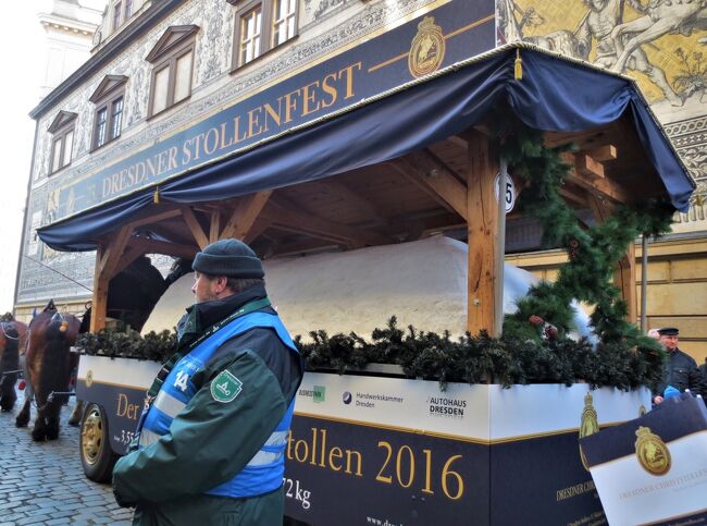 10年ぶりにクリスマスシーズンのドイツを訪れました。<br />前回はドイツ南部を中心に、今回はドイツ東部を中心に周ってきました。<br /><br />念願のバッハゆかりの地ライプツィヒ、トーマス教会にて聴くクリスマス・オラトリオから、ドレスデンでのシュトレン祭まで、クリスマスで盛り上がるドイツを満喫した8日間になりました。<br /><br />□1日目：成田-パリ（乗継）-ニュルンベルク<br /><br />□2日目：<br />　[午前]ニュルンベルク（市内観光・クリスマスマーケット）<br />　[午後]アンナベルク・ブッフホルツ（クリスマスマーケット）<br /><br />□3日目：<br />　[午前]フィヒテルベルク蒸気機関車乗車<br />　[午後]ザイフェン（おもちゃ博物館・クリスマスマーケット）<br /><br />□4日目：<br />　[午前]マイセン（国立マイセン磁器工場）<br />　[午後]ドレスデン（市内観光・クリスマスマーケット）<br /><br />■5日目：<br />　[午前]ドレスデン（シュトレン祭）<br />　[午後]ライプツィヒ（バッハ博物館・クリスマスマーケット・クリスマス オラトリオ鑑賞）<br /><br />□6日目：<br />　[午前]ベルリン（市内観光）<br />　[午後]自由行動（ペルガモン博物館）<br /><br />□7・8日目：帰国　ベルリン-パリ（乗継）-成田<br />　