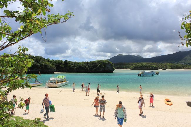 2013年夏・・・初めて石垣島に行きました。<br /><br />家族４人の休みが急遽３日間合ったんです。この休みが確定したのが8/2。休みは8/6～8。<br /><br />沖縄に行きたい・・・。飛行機が４人分取れるか検索しまくりました。石垣島行きに空きがありました。８月で往復大人一人２７７３０円。<br /><br />宿泊先は大人４人が寝れればいい・・・とペンションにしました。朝食付きで一人一泊５２５０円。<br /><br />一番困ったのがレンタカー。あまり台数がないのかぜんぜん空きがない・・・。ようやく見つけたのがなんと軽自動車。大人４人ですが他に見つからないのでそれにしました。<br /><br />出発まで準備にドタバタでしたが、行こうと思えばなんとかなる！！！