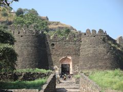 南西インドの旅　（2）　　　　　　　　　　　　　　　　　　　アウランカバード郊外、ダウラターバードの丘上要塞とビービー・カ・マクバラー廟を見る。
