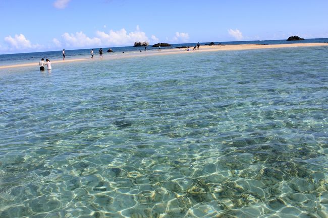 2013年夏・・・初めて石垣島に行きました。<br /><br />家族４人の休みが急遽３日間合ったんです。この休みが確定したのが8/2。休みは8/6～8。<br /><br />沖縄に行きたい・・・。飛行機が４人分取れるか検索しまくりました。石垣島行きに空きがありました。８月で往復大人一人２７７３０円。<br /><br />宿泊先は大人４人が寝れればいい・・・とペンションにしました。朝食付きで一人一泊５２５０円。<br /><br />一番困ったのがレンタカー。あまり台数がないのかぜんぜん空きがない・・・。ようやく見つけたのがなんと軽自動車。大人４人ですが他に見つからないのでそれにしました。<br /><br />出発まで準備にドタバタでしたが、行こうと思えばなんとかなる！！！