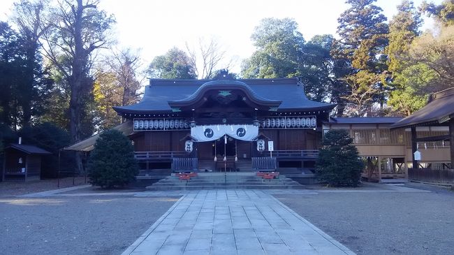 　小山市で仕事を済ませ、東京へ戻ろうと新幹線の切符を購入！なんと出たばかり５５分待ちでしたので、近くをぶらぶら歩いてきました。近くに神社が有りましたので、参拝だけしてきました。ここは、須賀神社です。結婚式もできるように、隣には会館が有りました。ご朱印を頂こうと思いましたが、会館の受付が社務所になっており何か気が引けて帰ってきました。久しぶりに小山駅周辺を散策しましたが、かなりさびれています。夜の街になってしまいました。キャバクラ、コスプレ等如何わしいお店が山盛りでした。