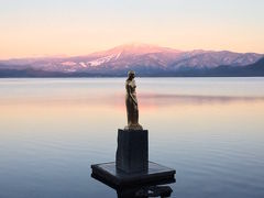 冬の秋田県。静かな田沢湖畔の温泉へ