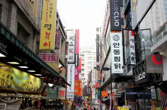 どこでも良いから海外旅行に行きたく、行きやすい韓国へ土日の弾丸旅行！買い物等興味がない二人が楽しめるのか！BIGBANG探しの旅も！ボーナスも出たのでカジノで大爆発？<br /><br />旅行会社　てるみくらぶ<br />ツアー代　23000円<br />グローバルWiFi　1660円<br />国内空港使用料（大人） 1,020円<br />国内空港使用料（子供） 510円<br />現地空港諸税 2,800円<br />燃油サーチャージ 0円<br />