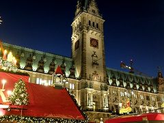 ★ハンブルク市庁舎前広場とトリッタウの町のヴァイナハツマルクト（クリスマス・マーケット）