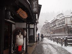 晴れおじさん「雪の銀山温泉で職人技」を撮る