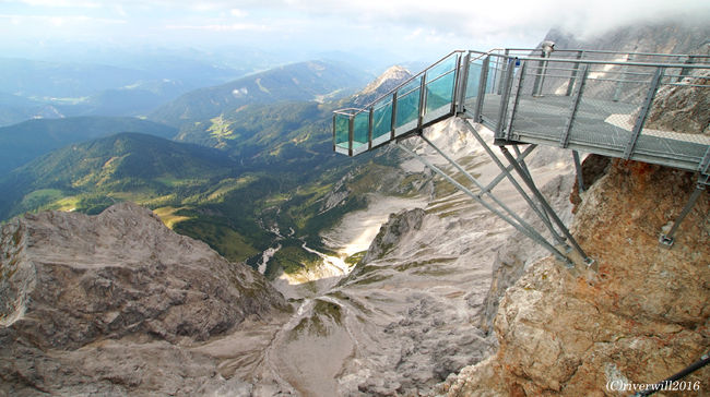 オーストリア中央部、東アルプスに位置するダッハシュタイン山塊。<br />世界遺産「ザルツカンマーグート地方のハルシュタットとダッハシュタインの文化的景観」の要素の一つです。<br /><br />オーストリア一高いダッハシュタイン山2966mを筆頭に3000m級の壮麗な連峰が広がります。<br />その、標高2700mの断崖絶壁に設置された空中階段と天空の吊り橋は、文字通り、目まいがしそうなほど圧巻の絶景です！<br /><br />▼詳細はこちらも併せてご参照ください。<br />http://tabinomori.com/travel-blogs/europe/austria/dachstein/