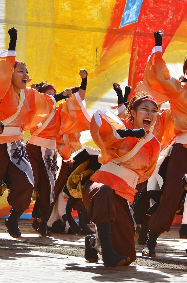 今年から始まる<br />おんさいＥＸＰＯ 2016 ～よさこい鳴子踊り～<br /><br />よさこい鳴子踊りを通して「まちの元気」「圏域の元気」を<br />名古屋圏に向けて発信する「おんさいＥＸＰＯ2016」を<br />平成２８年１０月３０日（日）に日本昭和村（美濃加茂市）と<br />タウンホールとみか（富加町）の２会場で開催しました。<br /><br />タウンホールとみかは、<br />以前、娘が小学生低学年の時、ピアノの発表会、<br />往年の有名なシンガーのライブ、<br />そして平成２３年富加町成人式が新成人約60人の参加の下、<br />タウンホールとみかで行われました。<br />農業祭で子供とよく来ました。<br />そんな今は懐かしい場所で半布里が出るので<br />おんさいEXPO 2016に立ち寄りました、<br />以前から地元のなので注目してましたが<br />この数年、目をみはるほどの・・・。<br /><br />初めてで、スケジュール.パンフレットを探しに<br />半布里のチームのイケメンに衣装.メイクの途中に声をかけ<br />親切に大会本部まで行き、パンフレットを持ってきてくれました。<br />お客さんも楽しくなる熱気満載の半布里.<br />どまつり.犬山踊芸祭などでは、何時もトップクラス<br />素晴らしい演舞演踊だけでなく内面的にも素晴らしい<br />さすが、地元の英雄かのように思えてなりません・<br />岐阜基地て航空祭に行く時間、遅れて断念したが<br />ここへ...タウンホールとみか..に来て大正解でした。<br /><br /><br />日本昭和村（美濃加茂市）が盛り上がったとか聞き<br />次回は、そちらへ行こう考えます。<br />来週は、今年よさこい最後のバサラカーニバルへ<br /><br />京都へ行ったり紅葉で走り回って、<br />落ち着いて遅くなりましたがようやくアップできました。<br /><br /> 第一回おんさいEXPO大賞『夜宵』<br /> 　　　　　　　　　準大賞『kagura』 <br />３位『青春応援団我無沙羅』 <br />４位『名古屋学生チーム「鯱」』 <br />５位『京炎そでふれ！輪舞曲』 <br />６位『笑舞』<br /><br /><br />１名称　　　おんさいEXPO 2016<br />２開催日　　平成２８年１０月３０日（日）<br />　　　　　　午前１０：００～１６：００<br />３会場　　　日本昭和村（岐阜県美濃加茂市山之上町2292番地1）<br />　　　　　　タウンホールとみか（岐阜県加茂郡富加町滝田1555）<br />４開催団体<br />　　　　　【主催】おんさいEXPO実行委員会　半布里<br />　　　　　【協力】日本昭和村、美濃加茂市商工会議所、富加町商工会<br />　　　　　【後援】美濃加茂市、富加町