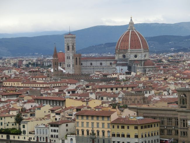 秋の日にイタリアに行ってきましした。HISのパック旅行です。ベネチア、フィレンツェ、ピサ、ローマの４都市を巡る旅です。