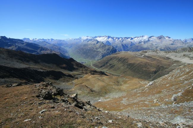 氷河急行の最高地点であるオーバーアルプ峠からパツオラシュトック(２７４０ｍ)に登ります。山頂からは３６０度の展望を楽しめます。