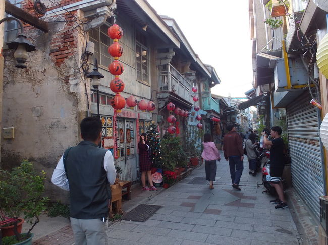 【念願の台南観光:神農街&林百貨店 2016/12/03】<br /><br />妻と友人と台南で別荘物件を見た後、台南観光しました。<br />私の行きたい所は、今迄に行っていない神農街、林百貨店。<br />台南グルメも食べました。<br /><br />〈台南散歩〉<br /><br />別荘見学⇒水仙宮市場⇒富盛號碗粿で食事⇒神農街⇒風神廟⇒西門浅草青春新天地⇒統治時代の建物⇒林百貨店⇒旧日本勧業銀行台南支店⇒度小月で食事<br /><br />これで、台南市内観光スポットは大体行ったように思います。<br />美味しいものを食べて、観光して疲れましたが、満足の一日でした。<br />神農街へのアクセス:台南駅より徒歩25分