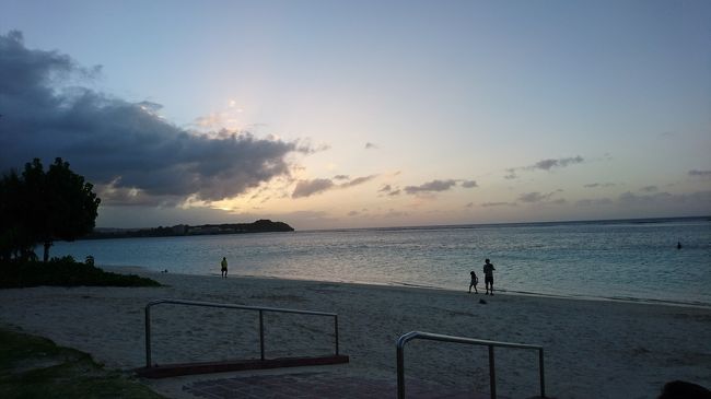 Hyatt Regency Guam<br /><br />いつも皆さんの旅行記を参考に宿泊先を決めています。<br />子連れ旅行の参考になればと思い記録を残すことにしました。<br /><br />0歳と6歳を連れての短期旅行です。<br />宿泊はHyatt Regency Guamにしました。<br />お部屋は1 bedroomのRegency Suite Twinです。<br /><br />部屋：<br />とてもとても古い客室ですが、広さは十分にあり子連れには最適です。<br />角部屋であり、寝室は他客室に隣接していないため、夜泣きがある場合でも安心です。<br />バルコニーに出る窓の鍵が壊れていました。<br />エアコンはききが弱いものの、暑すぎることはありませんでした。<br /><br />クラブラウンジ：<br />朝食はパン・卵料理・シリアル・フルーツ・ヨーグルト・ジュース・コーヒー等が頂けますが、利用者数が多すぎでスタッフが少なく、動物園状態でした。（コーヒーは部屋への持ち帰り可能。外からの食べ物持ち込み不可。）<br />夕方には軽食（hot meal）が提供されますが、こちらも多くの宿泊者が奪い合うように利用していました。<br />1階に24時間営業のDeliがあるため、軽食を購入してお部屋で朝食をゆっくり食べることをオススメします。<br /><br />レストラン：<br />ビーチサイドのBBQのみ利用しましたが、絶対にオススメできません。<br />高額な料金に対してお料理が全く伴いません。<br />お肉は事前に焼いたものが保温されている状態です。<br /><br />プール：<br />滞在中、キッズプールは工事中でしたが、とても浅いプールは1歳前後の子どもが水遊びをするのに最適だと思います。<br />メインプールは広く、子どもが喜ぶスライダー1本あり、上の子はウォーターパークに行くまでもなく、毎日大喜びで入っていました。<br />韓国の方は大型の浮きもの（スワンやらロケット型やら）がお好きなようで、プールは大型浮き輪であふれていました。<br /><br />10年前の独身時代に訪れた時と比べ、驚くほど韓国の方が多く、Hyattは宿泊者の80%が韓国の方だったと思います。（滞在中の印象です。）<br />自分がどこに旅行に来たのか混乱するほどでした。。。<br /><br />オススメ：<br />お隣のDusit Thani Guamは子連れのため諦めたのですが、食事に利用しました。<br />とてもキレイなホテルで、スタッフは皆さん親切で気持ちよかったです。<br />レストランAquaのブッフェは前述のBBQよりはるかにお安く、食事内容もとても満足できるものでした。<br /><br />【写真】ホテル目の前のプライベートビーチ