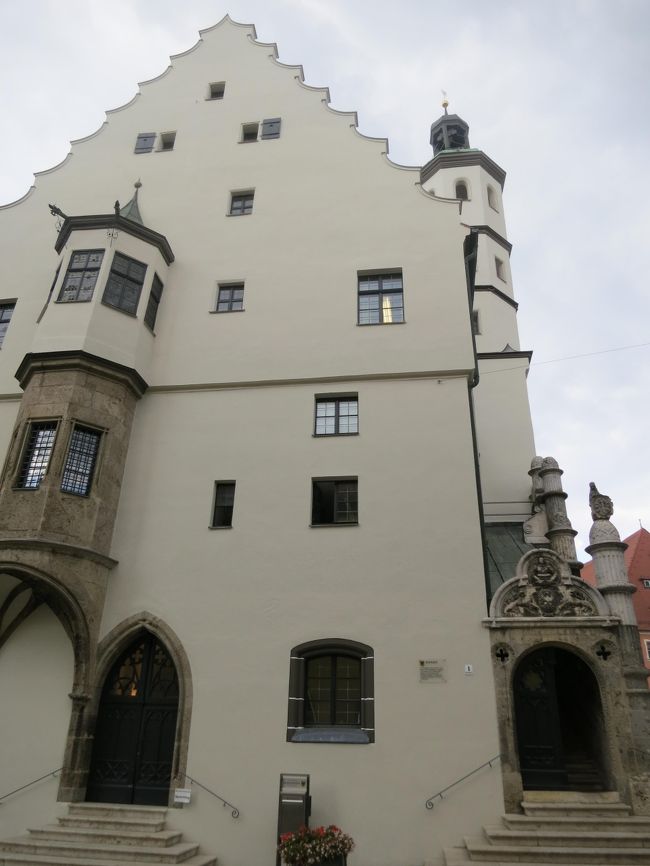 2016年9月20日（火）Nordlingen　ネルトリンゲン<br /><br />表紙の写真はネルトリンゲンの市庁舎です。<br />右側の入口の階段は17世紀に造り替えられたものらしいです。<br /><br />この市庁舎は1313年にはすでに販売記録にその名が記されているみたいで、当時、市場の販売会場として利用されていることが立証されたようです。<br />1382年に市はこの建物を賃借しそれ以後ずっと市庁舎として使われているとＷＥＢ上で記載されています。<br />