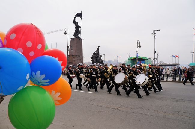 ５月１日　くもり<br /><br />ロシア祝日の５月１日<br />メインストリートとなるスベトランスカヤ通りではメーデーの催し物が行われていた