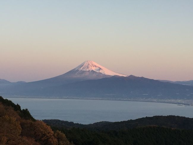 兄貴の誘いで西伊豆で釣りをして遊ぶことに。<br />兄弟で旅行に行くなんて何十年振りだろう？<br />兄貴の子供や甥っ子など総勢15名で集合となり、観光チームと釣りチームに分かれて夕方、松崎の宿で集合となりました。<br /><br />釣りチームは現地集合が戸田港に７時との連絡が…<br />早いよ。(&gt;_&lt;)<br />ウチからだと東名使って、最短でも３時間掛かるんだよね～。<br /><br />でも、旬のカワハギが大量でした♪<br />釣りたてのカワハギをキモ和えで食べるのは最高ですね。<br /><br />ちなみに我が家は西伊豆のふるさと納税感謝券があるので、堂ヶ島でもう１泊して２泊３日での旅行です。<br />