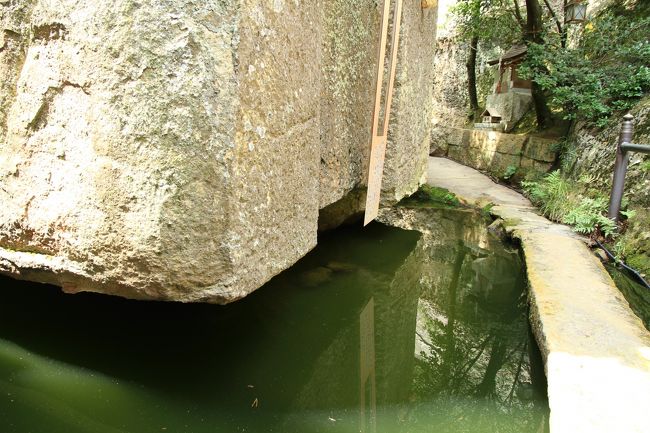 生石神社（おうしこじんじゃ）<br />石の宝殿といわれる水に浮かんでいるように見える御神体の巨岩。<br />パワースポットです。