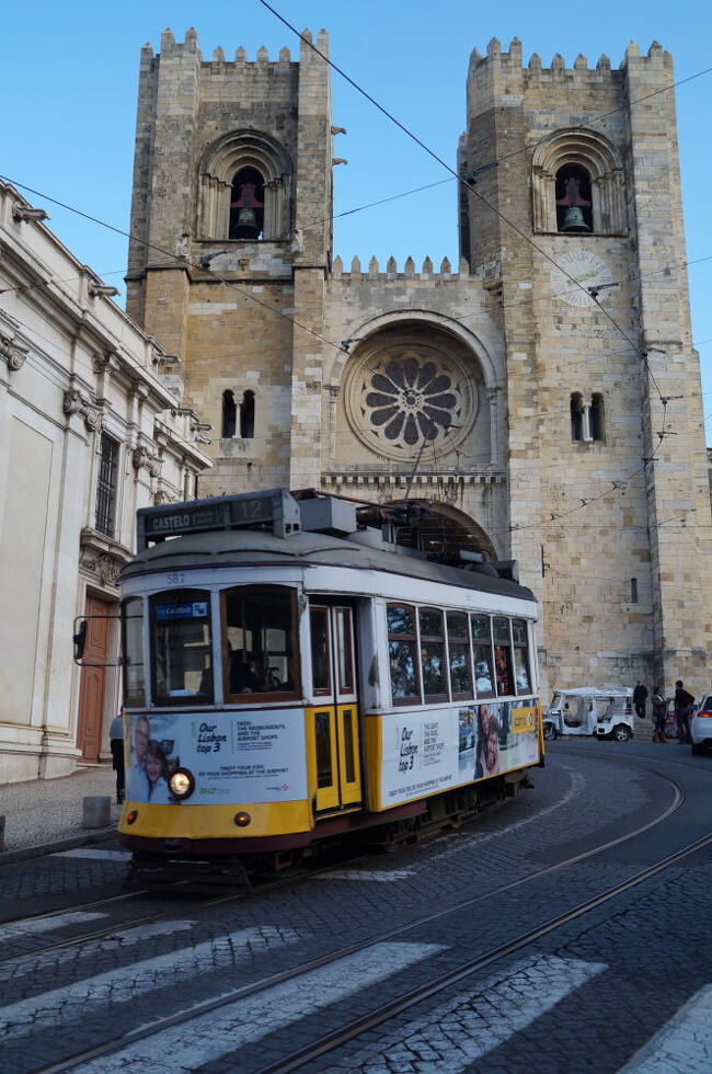 ポルトガルの首都リスボン（現地ではリシュボアと発音する）には、たくさんの名物があるが、その一つがこの古いトラム。運営はカリス（Carris：リスボン電気鉄道会社）で、1901年から現在の電車方式のトラムが使用されてきたが、地下鉄の開業やバスの普及により徐々に路線は縮小され、一時は全廃の話も持ち上がったが、観光資源として活用できないか検討した結果、一部区間を残すことになり、5路線・総延長48kmのトラムが、現在も57両の車両によって運行されている。<br /><br />表紙の写真はカテドラル前を通過するトラム。何度も改修されてはいるが基本構造はWW2以前に造られたものなので走るたびギシギシ・ガタガタと音がする、なんともレトロな車両である。