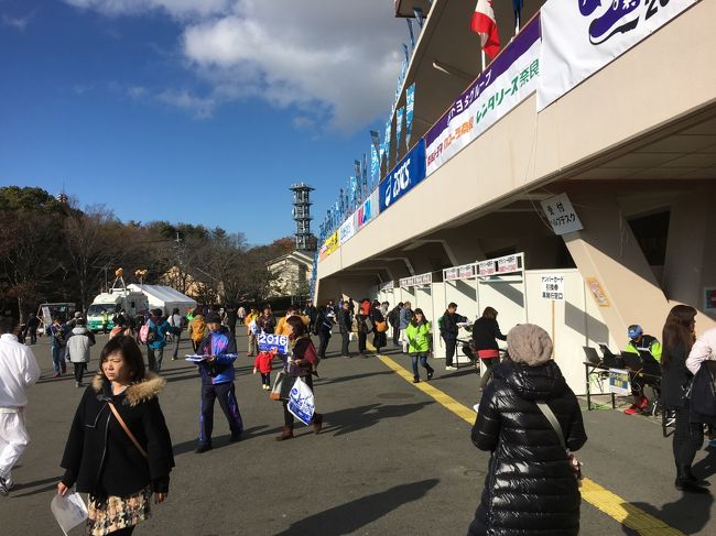 奈良マラソン2017に参加してきました。この旅行記はその前日受付と東大寺参拝編です。<br />昨年は膝の痛みで16Ｋ過ぎからほぼ歩きで、20Ｋの関門でタイムアウトになってしまいました。それから１年間、膝の治療をして今大会に臨みました。とはいっても膝は決して万全とは言えず、あえて膝を酷使するような走り込み練習はしませんでした。今回は20Ｋ過ぎの急な下り坂は膝に響くので、20Ｋの関門まで歩かずに行くことを目標にしました。<br />奈良マラソンは選手受付は大会前日のみなので、必須となる宿泊ホテルは1年前から確保していました。<br />ぷらっとこだまで奈良入りして、大会会場での受付その後、奈良少年刑務所の赤レンガ門、東大寺参拝をしました。<br />昨年は東大寺二月堂の階段を膝痛で降りられずに苦労しましたが、今年はまずまず歩けました。