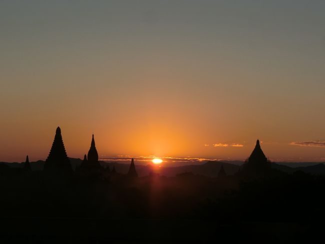 ミャンマー旅行記の2回目です。<br />またミャンマーへ来ることがあれば、ヤンゴンは改めて回る機会があると思われるため、今回はヤンゴンは1日だけにして、翌朝から早速バガンへ行くことにしました。<br />多くの貴重な歴史的建造物があり、ミャンマー観光のハイライトのような場所でありながら、まだ世界遺産には登録されていない場所です。<br /><br />1箇所に2泊する旅程は私にしては珍しく、逆に気が抜けてしまったのか、四六時中ミャンマービールを飲んでは酔っ払って、1泊15ドルとは思えない清潔なホステルでぐっすり眠っていました。<br />それでも、シュエサンドー・パヤーでのsunset鑑賞というお決まりのコースは外さず、何とか乗り切りました。<br /><br />ミャンマービールは国際的イベントでの受賞歴もあり、ミャンマーへ来たら飲まずには帰れませんが、小さいサイズのボトルがないので、缶を選ばない限りはどうしても飲み過ぎる傾向アリです。ご注意を。<br />https://allabout.co.jp/gm/gc/445277/<br /><br /><br />□11/23　羽田→（シンガポール）→ヤンゴン（ダウンタウン・ダラ）<br />■11/24　ヤンゴン→バガン　　※空路移動<br />□11/25　バガン<br />□11/26　バガン→…　　※夜行バス移動<br />□11/27　…→（ヤンゴン）→（バゴー）→ゴールデン・ロック→バゴー<br />□11/28　バゴー→ヤンゴン（空港周辺）→（バンコク）→…<br />□11/29　…→羽田<br /><br /><br />--------------------------------------------<br />《開発前の民主化ミャンマーを見たい！　目次》<br /><br />＃１　地球の歩き方を無視して歩くヤンゴン（ダウンタウン・ダラ 編）<br />http://4travel.jp/travelogue/11197093<br /><br />＃２　ミャンマービールの飲み過ぎに注意！　＠バガン Part 1<br />http://4travel.jp/travelogue/11197517<br /><br />＃３　「オニーサン、ウソツキ！」　＠バガン Part 2<br />http://4travel.jp/travelogue/11199909<br /><br />＃４　ミャンマーでの朝ごはんは麺料理に限る！　＠バガン Part 3 ＋ ポッパ山<br />http://4travel.jp/travelogue/11200335<br /><br />＃５　灼熱の太陽を浴びて輝くゴールデン・ロック！<br />http://4travel.jp/travelogue/11203127<br /><br />＃６　バゴーには、ヤンゴンのシュエダゴォン・パヤーよりも高い仏塔がある！<br />http://4travel.jp/travelogue/11203130<br /><br />＃７　親切なタクシーのおっちゃんと回るヤンゴン（ヤンゴン国際空港周辺 編）<br />http://4travel.jp/travelogue/11203132<br /><br /><br />【参考書籍】<br />○物語　ビルマの歴史　(著)根元敬<br />○アウン・サン・スー・チーはミャンマーを救えるか？　(著)山口洋一、寺井融<br />○ミャンマーの柳生一族　(著)高野秀行<br />○新聞では書かない、ミャンマーに世界が押し寄せる30の理由　(著)松下英樹<br />○未知なるミャンマー　(著)春日孝之<br />○ビルマの竪琴　(著)竹山道雄