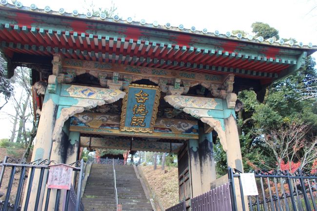 トトロの森は何処かという疑問から、<br />『トトロのふるさと基金』の地図を参考に歩くことにしました。<br />手に入れた地図の逆方向で歩いたので、ゴールは西武球場前になるはずでしたが<br />西武園前には狭山不動尊があります。<br />地元の人も西武ライオンズの必勝祈願のお寺としか思っていない<br />狭山不動尊。<br />実は、西武グループが全盛期の時にその財力で集めた文化財がたくさんあります。<br /><br />お寺のテーマパークと言っても良いほど。<br />この日もお参り(写真撮影)に来ていたのは私ともう1人だけ。<br />放置され傷んでしまった建物もあり、その方とこの先大丈夫ですかね?<br />なんていう会話もしましたが、<br />一部改修されているようで大切に保護されることを願います。<br /><br />そして狭山不動尊のとなりの山口観音にも行ってみることにします。<br />