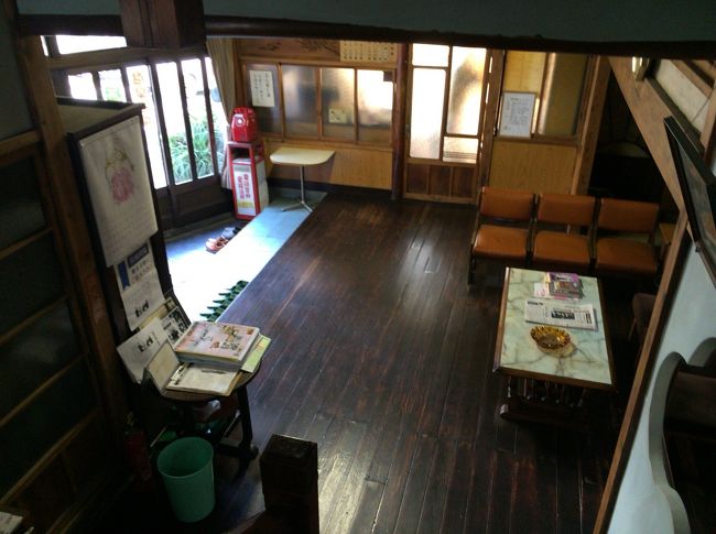 今年も残すところあと二週間<br />昼間からのつかの間の熱海へ <br />最近乗り換えばかりで久しぶりに熱海を歩く<br />古き良きが、まだまだ残っている熱海<br />お泊まりは、熱海の定宿福島屋旅館<br /><br />最後に福島屋の女将から悲し知らせを聞く<br />ちょっと悲しい熱海になってしまったけど<br />頑張ってくださいね、福島屋女将!!<br /><br /><br /><br />