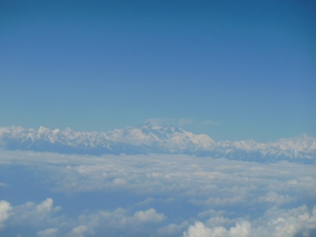 今年のネパールは気温が異常に高く日中はT シャツで過ごす状態でした。２日にポカラ空港に着いたらマチャプチャレやアンナプルナサウスは雲の中、暖かさでガスが発生していた。先が思いやられたが翌日からは快晴が続き素晴らしいヒマラヤを堪能しました。しかし、出発前日に一眼レフのバッテリーを充電したが充電器の中にバッテリーをさしたまま出かけてしまった。バンコクでシャッターを押したが無反応。なんだ何だーといろいろといじるが解決しない。ああーバッテリーが無い。ということで今回の写真はすべてコンパクトカメラの撮影です。映像が不鮮明なことをお許しください。写真は航空機の中からエベレスト方面