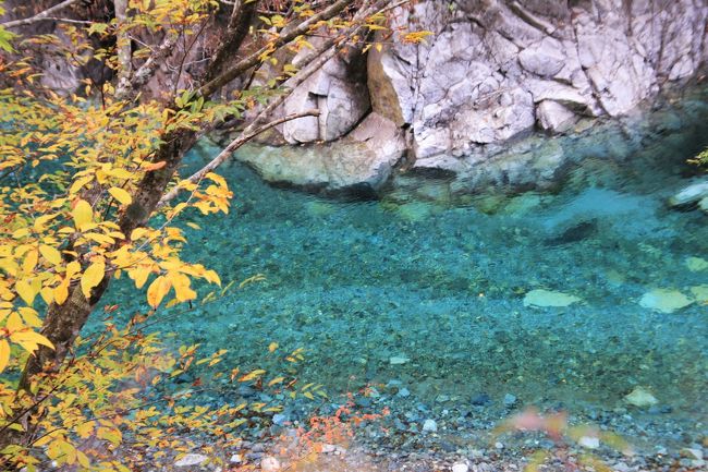 神奈川県の丹沢湖に近いユーシン渓谷に行った。<br />ユーシンブルーて、ご存じですか？<br />私はこれまで知りませんでした。<br />登山が趣味の夫に誘われて、紅葉の綺麗なユーシン渓谷に紅葉狩りと、ユーシンブルーに会いに出かけました。<br />長い事放りっぱなしにしていた旅行記でしたが、今朝(2020年6月11日）のNHKのあさイチで特集されていたので、思い出し、制作を再スタートする事になりました。<br />テレビの情報では、現在土砂崩れの為、入山が禁止されているようです。<br /><br /><br />