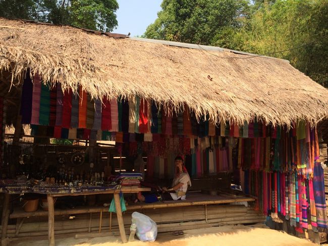 2週間のタイ旅行。<br /><br />チェンライから郊外への現地ツアーに参加しました。<br />半日でしたが、見どころ満載の納得のツアー!<br /><br />〈ツアー内容〉<br />山岳民族ヤパ村→Sinakarintra Stit Mahasantikhiri Pagoda→国民党の村→段希文将軍の墓→メーサロンフラワーヒルズリゾート→101茶畑→山岳民族の村<br /><br /><br />2014年4月13日~16日 メーサイ<br />17日~18日 チェンセーン<br />19日~23日 チェンライ<br />24日~29日 チェンマイ