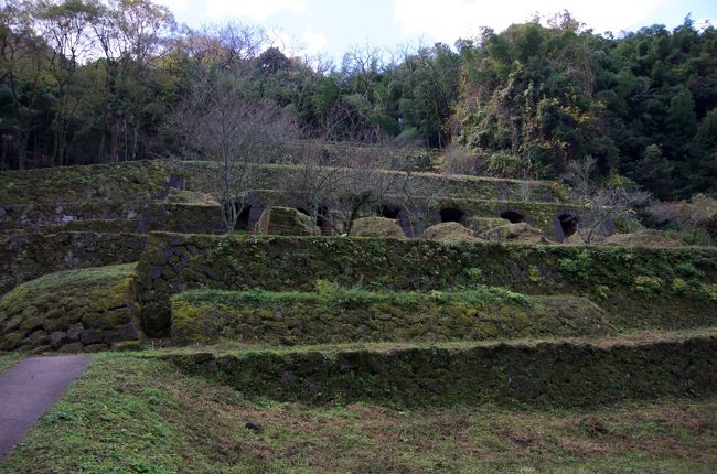 山陰旅行に行ってきました。<br />2日間休みが取れたので11月23日から11月27日まで4泊5日で、島根、鳥取、兵庫、京都とぐるっと回りました。初めての山陰だったので、日本100名城と有名な観光地を周る旅です。山陰は道が空いていて公共交通機関が不便なので自家用車が正解でした。<br />旅程はこんな感じ。<br />11月23日(水)　東京～安来　月山富田城　足立美術館　境港　松江泊<br />11月24日(木)　松江　出雲　温泉津温泉泊<br />11月25日(金)　石見銀山　三朝温泉泊<br />11月26日(土)　投入堂　鳥取砂丘　鳥取城　竹田城　丹波泊<br />11月27日(日)　篠山城　伊根の舟屋　天橋立　東京へ<br /><br />3日目は温泉津温泉から石見銀山に行きます。石見銀山はたっぷり午前中いっぱい使って歩きました。この晩秋で晴れている日だったので、快適な世界遺産めぐりになりました。平日ということもあり、石見銀山公園に車を停めることができて楽ちんでした。