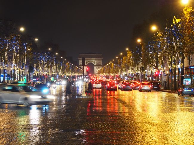 １２月中旬、フランスのアルザス地方、ドイツのマインツ＆ミュンヘンと、列車でクリスマスマーケット巡りをして、ミュンヘン国際空港からエールフランス機でパリに移動しました。<br /><br />チケットは数ヶ月前にエールフランスの公式ページからネット購入したもの。片道で５５００円ほどのminiという早割。日本でコンビニ払いもできてよかったです。http://www.airfrance.co.jp<br /><br />幸いパリでは気候も温暖で、Xmasのイルミネーションに飾られた街を楽しんで散策しながら２泊して日本へ帰国しました。夜景がとても綺麗でした。