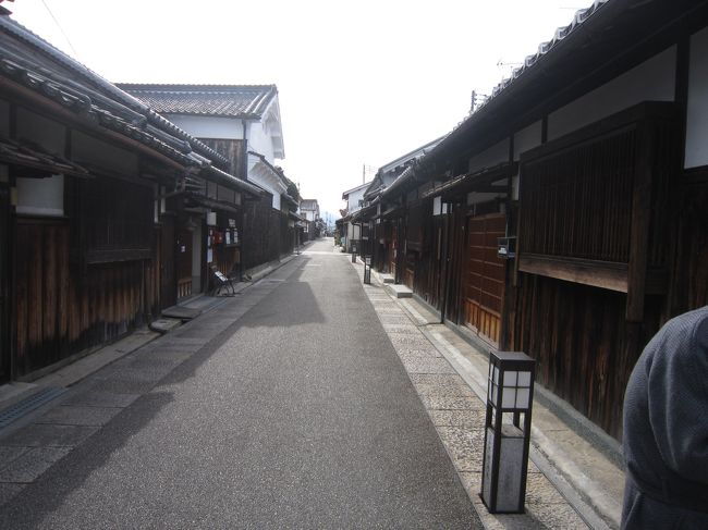 　ハイキングで富田林寺内町界隈を散策してきました。<br />　江戸時代から昭和初期の街並みが残っていることで知られています。<br />　富田林寺内町は興正寺別院の建立と町割りしたことに始まる宗教自治都市で、江戸時代には宗教色が薄れ、商売が盛んな在郷町として発展、そんな歴史的町家や町割が残されている。