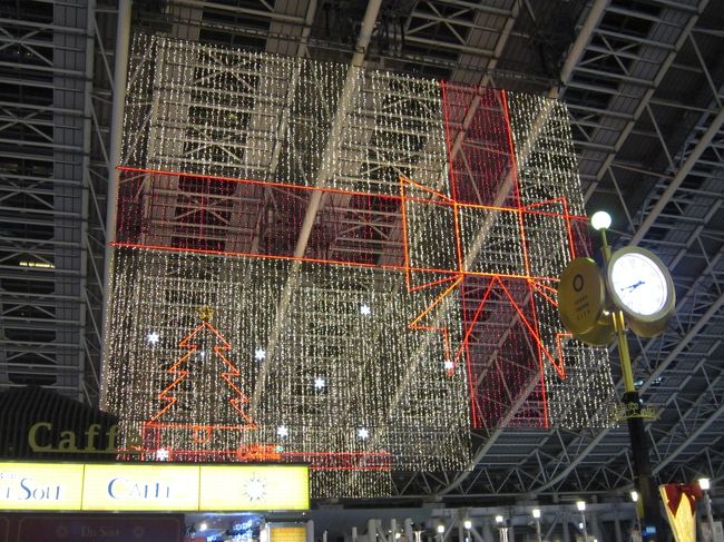 JR大阪駅５階時空の広場で2016.11.2から2017.2.14まで行われているTwilinght Fantaasy<br />天井から吊り下げたゴールドと赤色のリボンによって広場全体が贈り物と言う演出だそうです。<br />広い広場に華やかなイルミネーションで一杯でした。