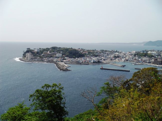 静岡県東部、賀茂郡東伊豆町の大字である稲取を訪れました。海側には稲取温泉、山側には動物園やゴルフ場、近隣にも温泉や動植物園など多くのアミューズメントエリアがある伊豆の観光スポットです。<br />★稲取ではないですが、同じ東伊豆町で近郊の熱川バナナワニ園で熱帯の動植物を鑑賞。<br />★稲取温泉の太平洋を望む絶景温泉旅館に泊まり、翌日はゴルフ。<br /><br />[いただいた郷土料理/ご当地グルメ]<br />◎金目鯛