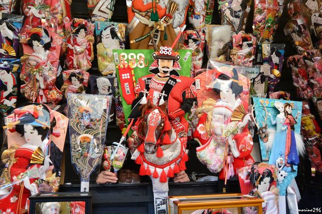 浅草寺の羽子板市を楽しんだ後、隅田川に沿って葛飾北斎ゆかりの地を散策しました。<br /><br />江戸時代、毎年12月17、18日に正月用品や縁起物を売る店が境内に集まり「歳の市」と呼ばれ、江戸随一の市としてその名が知れ渡っていたそうです。<br /><br />羽子板でつく「おい羽根」が害虫を食べる「トンボ」に似ているため、悪い虫がつかないとか、またそのかたい「豆」(むくろじ)の部分から「魔滅(まめ)」にあてられ魔除けになる、あるいは「マメに暮らせる」などの縁起を担ぎ、江戸後期のころから女子の誕生した家に羽子板を贈る風習ができたことから、羽子板を正月の縁起物として「歳の市」で扱う店が増えていったと伝わるそうです。<br />現在では「納めの観音ご縁日(18日)」の前後も含め、12月17~19日に「羽子板市」として境内に約30軒の羽子板の露店が軒を連ねます。<br />(浅草寺のHP参照)
