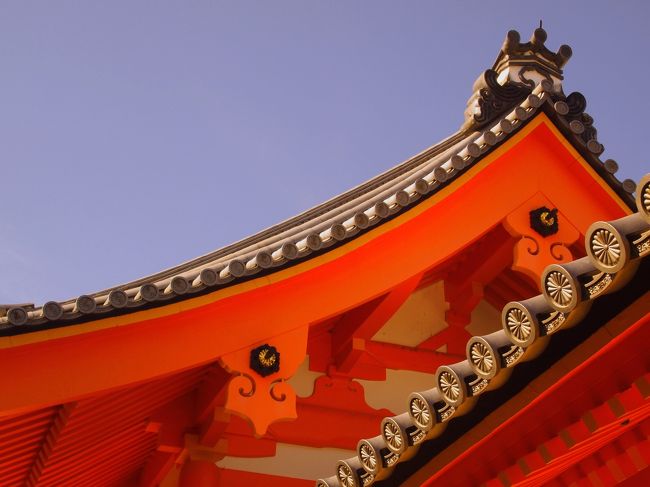 秋の京都の旅、最終日は二日目の夜から合流した連れと京都御所とその周辺の神社をまわりました。<br /><br />数十年前の記憶もあいまいな修学旅行では二条城の見学はしましたが、連れも私も御所の見学は初めて。<br />雰囲気は大人の修学旅行といった感じでした。