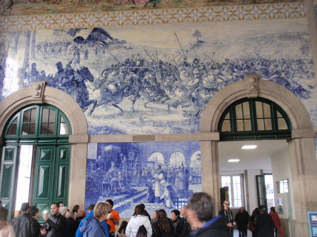 ポルトガル第２の都市ポルト観光。市内中央駅であるサン・ベント駅のタイル壁画を鑑賞します。<br />世界遺産「サン・ベント駅（São Bento Station）」は、「世界で最も美しい駅」と称されています