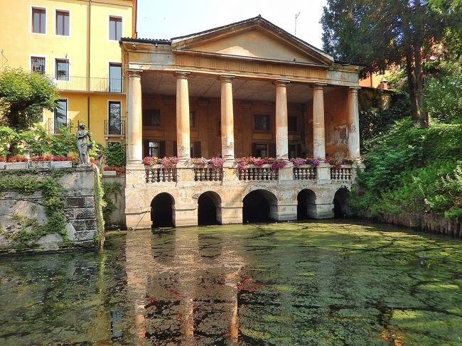 2014年6月から7月にかけて、イタリア、フランス、スペインを勝手気ままに歩いた一人たびの心地よさが忘れられず、年が明けるや否や新しいプランを作成。今年は昨年最も強く心を惹かれてしまったイタリアに集中することにしました。6月のトスカーナは連日35度を超す猛暑だったので、今年は1か月前倒し。<br /><br />まずは行きたいところをピックアップして、たびの拠点となる都市を選定。宿泊施設を押さえてから、詳細を詰めていくというのが私のスタイルなのですが、例によってこれも見たい、あそこも行きたい・・・とかく欲張りな私のこと、1か月じゃあ全く時間が足りないことがすぐに判明しました。とはいえ、時間とお金は限りあるもの。優先順位を決めて、何とかやりくりをして決めたのが下記のプランです。<br /><br />イタリアには過去3度行ったことがあります。<br />最初のたびは、大学生の頃、スイスのチューリッヒから日帰りで行ったミラノ。最後の晩餐だけ見に行ったような、慌ただしいたびでした。<br />2回目は2001年、シシリアとアルベルベッロ、カプリ島、ローマを2週間かけて回りました。<br />3回目が2014年、ベネチアとトスカーナ州、リグーリア州が中心の2週間。<br /><br />今回は、過去に行ったことのない場所をメインとした旅程となりました。たびを重ねるうちに、自分が最も興味を惹かれるものは、古い建物、神社仏閣教会等、そして彫刻、絵などの美術品　全て人が作り出したものだということがわかってきました。中でも、ここ2、3年、以前はあまり興味が沸かなかった教会に強く惹かれる自分がいます。基本的には無宗教なのですが、現在より人々の心が純粋で、神を敬う気持ちが強かった頃でなければ、創り上げられなかった文化の結晶とでもいうべき施設には畏敬の念を覚えます。というわけで、今回のたびの中心は教会を巡る街歩きとなってしまいました。<br /><br />イタリア語は皆目見当がつかず、付け焼刃で2週間ほど本を見て勉強しましたが、やるとやらないでは大違い。後は度胸と愛嬌？で前進あるのみ。御陰様で、とても自己満足度の高いたびになりました。<br /><br />2015/5/6	水	成田→モスクワ→ローマ<br />2015/5/7	木	ローマ<br />2015/5/8	金	ローマ→ティヴォリ→ローマ<br />2015/5/9	土	ローマ<br />2015/5/10	日	ローマ<br />2015/5/11	月	ローマ<br />2015/5/12	火	ローマ<br />2015/5/13	水	ローマ→ナポリ<br />2015/5/14	木	ナポリ→ソレント→アマルフィ→ラヴェッロ→アマルフィ→サレルノ→ナポリ<br />2015/5/15	金	ナポリ<br />2015/5/16	土	ナポリ→エルコラーノ→ナポリ→カゼルタ→ナポリ<br />2015/5/17	日	ナポリ→バーリ<br />2015/5/18	月	バーリ→マテーラ→バーリ<br />2015/5/19	火	バーリ→レッチェ→バーリ<br />2015/5/20	水	バーリ→オストゥーニ→チェリエ・メッサピカ→マルティーナフランカ→バーリ<br />2015/5/21	木	バーリ→アンコーナ→フォリーニョ<br />2015/5/22	金	フォリーニョ→スペッロ→アッシジ→フォリーニョ<br />2015/5/23	土	フォリーニョ→トレヴィ→スポレート→フォリーニョ<br />2015/5/24	日	フォリーニョ→ペルージャ→フォリーニョ<br />2015/5/25	月	フォリーニョ→コルトーナ→オルヴィエト<br />2015/5/26	火	オルヴィエト→チヴィタ　ディ　バーニョレージョ→オルヴィエト<br />2015/5/27	水	オルヴィエト→アレッツォ→オルヴィエト<br />2015/5/28	木	オルヴィエト→フィレンツェ→ボローニャ<br />2015/5/29	金	ボローニャ→ラヴェンナ→ボローニャ<br />2015/5/30	土	ボローニャ→モデナ→ボローニャ→フェラーラ→ボローニャ<br />2015/5/31	日	ボローニャ<br />2015/6/1	月	ボローニャ→パドヴァ→ヴィチェンツァ<br />2015/6/2	火	ヴィチェンツァ→パドヴァ→ヴィチェンツァ<br />2015/6/3	水	ヴィチェンツァ→ヴェローナ→ヴィチェンツァ<br />2015/6/4	木	ヴィチェンツァ<br />2015/6/5	金	ヴィチェンツァ→ミラノ<br />2015/6/6	土	ミラノ<br />2015/6/7	日	ミラノ<br />2015/6/8	月	ミラノ→モスクワ→<br />2015/6/9	火	→成田<br /><br />パッラーディアン博物館のあるコンタラ・ポルティ通りを更に奥まで進んでいきます。狭い通りですが、特徴的な建造物が一杯！<br /><br />