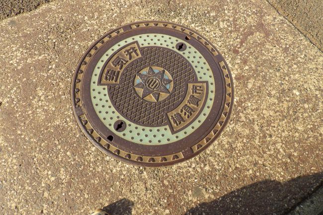 　JR北鎌倉駅と明月院踏切の間の線路沿いの道路にあるマンホールの蓋に「横須賀市」、「空気弁」と刻まれたものが2つ、「横須賀市」、「消火栓」と刻まれたものが1つ、機能が刻まれた部分が削られ「横須賀市」と刻まれたものが1つある。消火栓は鎌倉市が管理すべきものであるから、このマンホールの蓋は何かの間に合わせであろう。この道はこれまでに何100回と通っていたのだが、今日まで気が付かなかった。<br />　鎌倉市内には旧海軍施設を引き継いだ巨福呂坂送水管路ずい道などを横須賀市上下水道局が管理している（http://4travel.jp/travelogue/10656873）。<br />　Wikipediaには、「空気弁（くうきべん）とは、水道などの配管内にあって、空気を抜く、または空気を入れる役目を果たす弁である。「空気抜弁」などとも呼ばれる。」とあり、この水道施設に付随するものであろう。<br />　おそらくは誰も気付かないマンホールの蓋、また、誰もそれがある理由も知らないでいる鎌倉の知られざる名物であろうか？<br />（表紙写真は鎌倉市内にある横須賀市のマンホール）