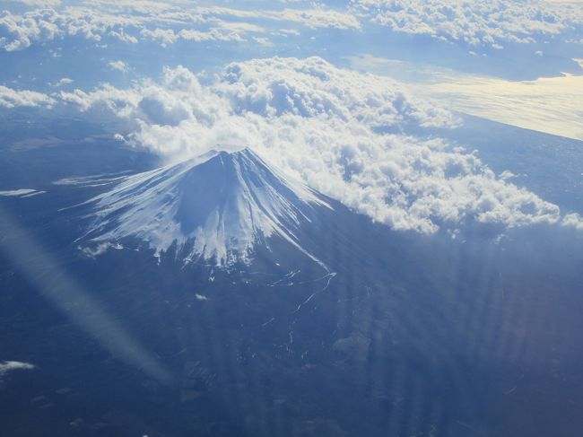 佐賀県と長崎県はまだ一度も訪ずれた事のない県だったので楽しみな旅になりました。<br />初日の今日は羽田空港から佐賀空港まで約２時間で到着、空港から観光バスに乗って二泊三日の旅をスタート。全国名水百選の一つ清水川の上流にある「清水の滝」、江戸時代に長崎街道の宿場町として栄えた「肥前浜宿」、日本三大稲荷の一つに数えられる「祐徳稲荷神社」参拝。今晩は美肌の湯で有名な嬉野温泉に宿泊。<br />