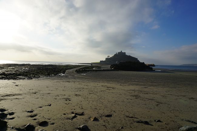 イギリスにもモン・サン・ミシェルがあるらしいよ。<br />そう、それが「セント・マイケルズ・マウント(Saint Michael’s Mount)」。<br />よく見たら、つか、よく見なくても「モン・サン・ミッシェル(Mont Sant Michele)」のそのまま英語やん。<br />それが、このペンザンスにあるらしい。<br />冬は火曜日と金曜日しか開いてないらしい。<br />しかも、1日2回のガイド付きツアーのみ。<br />予約はできない。<br />ホームページ曰く、<br />「a first come first served basis」<br />いわゆる早いもん勝ちである。<br />こんなシーズンオフにそないに人来てないから大丈夫やろぉ。<br />っと高をくくって行ったら、<br />いやいや、意外と人が集まっている。<br />20人ほどのグループで、3班に分かれて敷地内へ。<br />なんと、このかつて修道院であったこの建物、<br />今はCastle、お城と呼ばれているようで<br />まだ、人が住んでいらっしゃるんだって。<br />ビックリ。<br />