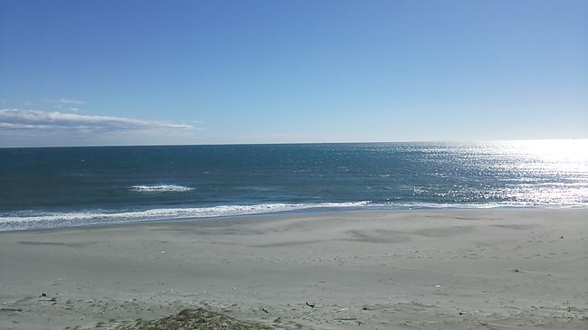 　ご覧戴きましてありがとうございます。<br />　2016年10月29日の土曜日の浜松は非常によい天気でした。そんな日は部屋にいるのが勿体なく海や湖もしくは山など景観の良いところに行きたくなります。<br />　そんなわけでその日は午後より車を利用して遠州灘（太平洋）ならびに浜名湖の景色を見るべくドライブしてきました。<br />　今回はその時の様子をご覧戴きます。<br />　なお前編・後編の２部構成とし、前編では遠州灘（太平洋）の景色を見るべく国道１号を西に向けて走った時の話です。<br />　こちらの旅行記（前編・後編）が2016年最後の旅行記とさせて頂きます。<br /><br />
