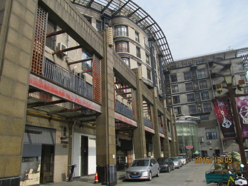 地下鉄10号線「龍渓路」駅下車、虹橋路から南にのびる道が虹梅路です。虹橋空港に近く外国人が多く住むようになりました。古北地区に日本人街、龍柏地区に韓国人街、古北地区の真中を通る虹梅路、和食ブームに乗って日本食レストランが並んでいます。焼肉は韓国より日式焼肉の方が人気があります。現地日本人に人気なのは日本語のＤＶＤ、一寸海賊版的な所もあって値段も安い、日本で発売されて、すぐ上海で手に入る、どんな方法で流れて来るのでしょう。<br /> 